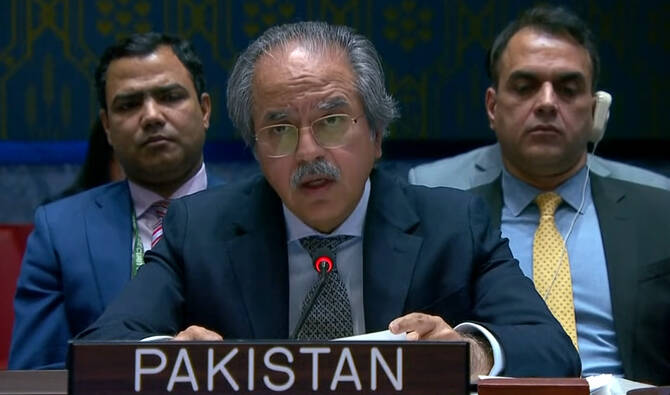 السفير الباكستاني لدى الأمم المتحدة عاصم افتخار أحمد يلقي بياناً وطنياً في مناقشة مجلس الأمن المفتوحة حول الشرق الأوسط، بما في ذلك القضية الفلسطينية، في 29 يونيو/حزيران 2026. (لقطة شاشة/رويترز)