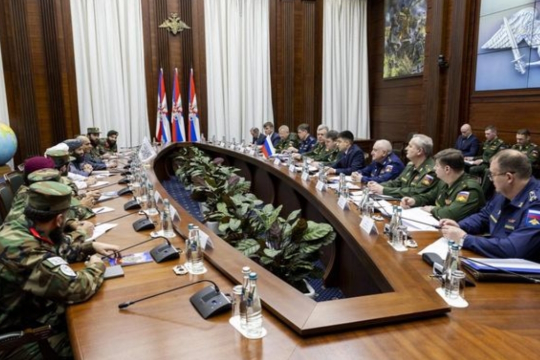 فاسيلي أوسماكوف، نائب وزير الدفاع الروسي، يلتقي محمد فريد من حركة طالبان في موسكو لمناقشة الاستراتيجية والتعاون. [IC: عن وكالة فرانس برس]