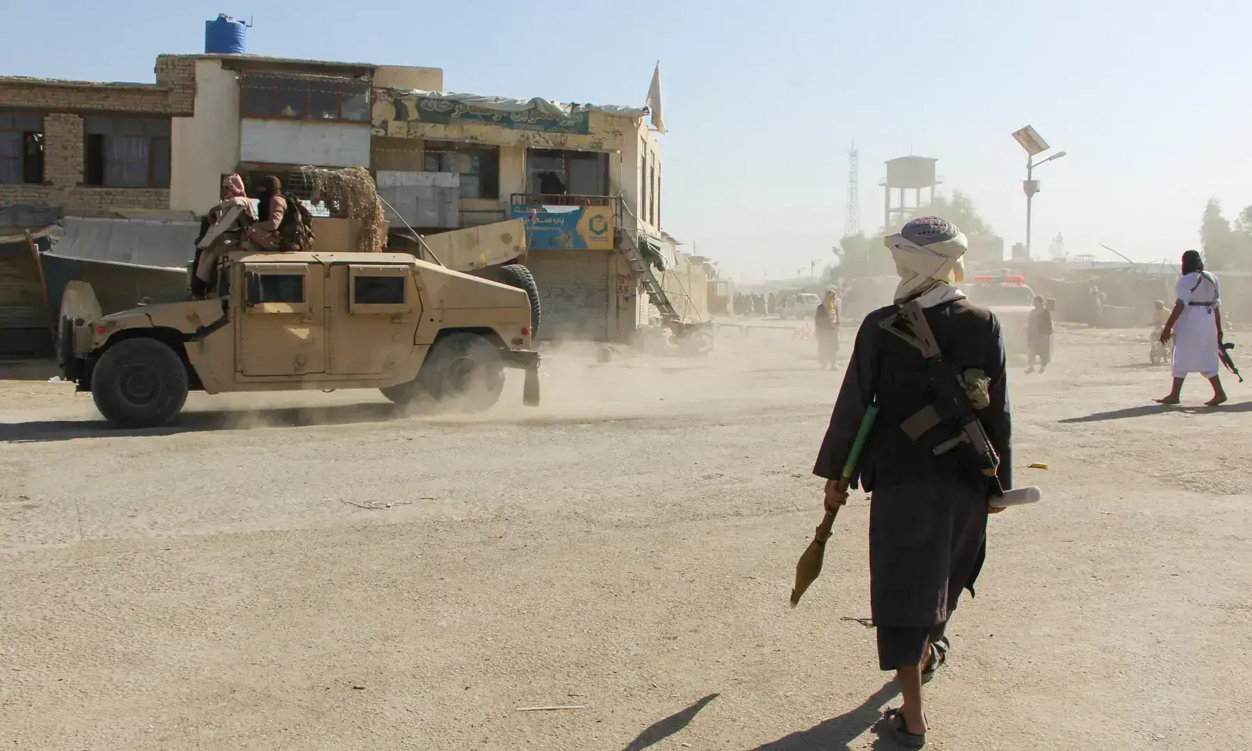 الصين والأمم المتحدة تحذران من أن عدم الاستقرار في أفغانستان يؤدي إلى تمدد الإرهاب نحو باكستان، مما يعرّض السلام والأمن الإقليميين للخطر [المصدر: وكالة فرانس برس]