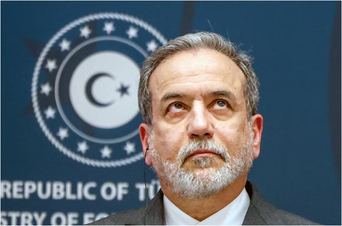 وزير الخارجية الإيراني عباس عراقجي خلال مؤتمر صحفي في إسطنبول حول الملف النووي