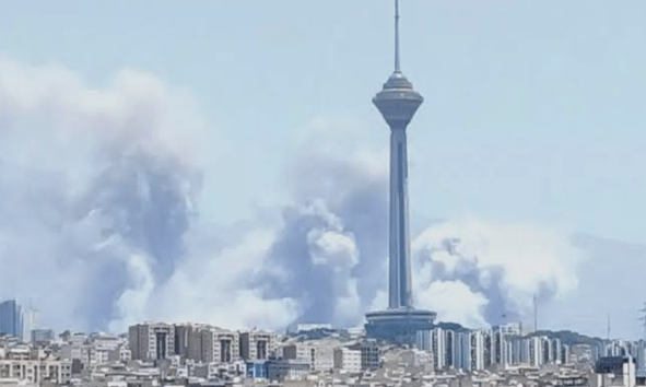 تصاعد أعمدة الدخان قرب برج ميلاد في طهران بعد تقارير عن ضربات استهدفت مواقع داخل العاصمة الإيرانية