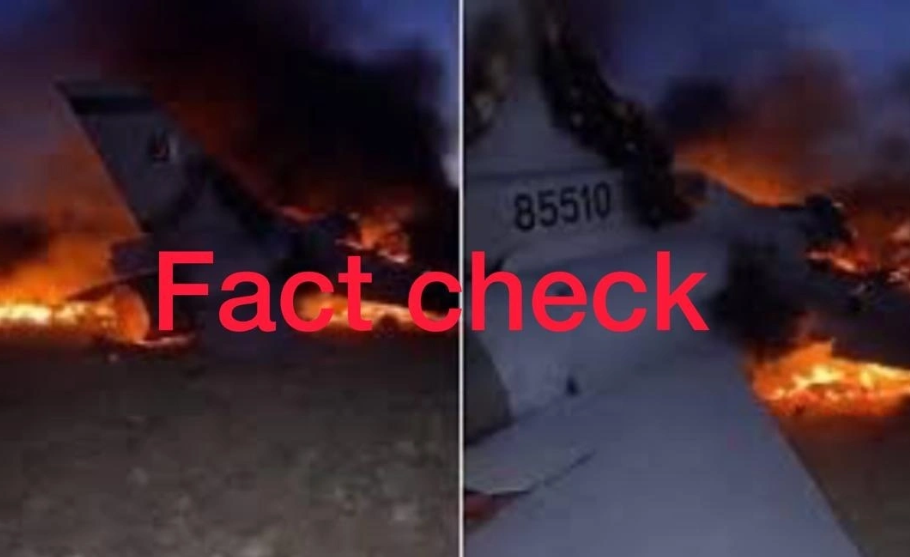 صورة لطائرة محترقة مع عبارة التحقق من الحقائق بعد كشف استخدام صور قديمة في مزاعم إسقاط طائرة باكستانية