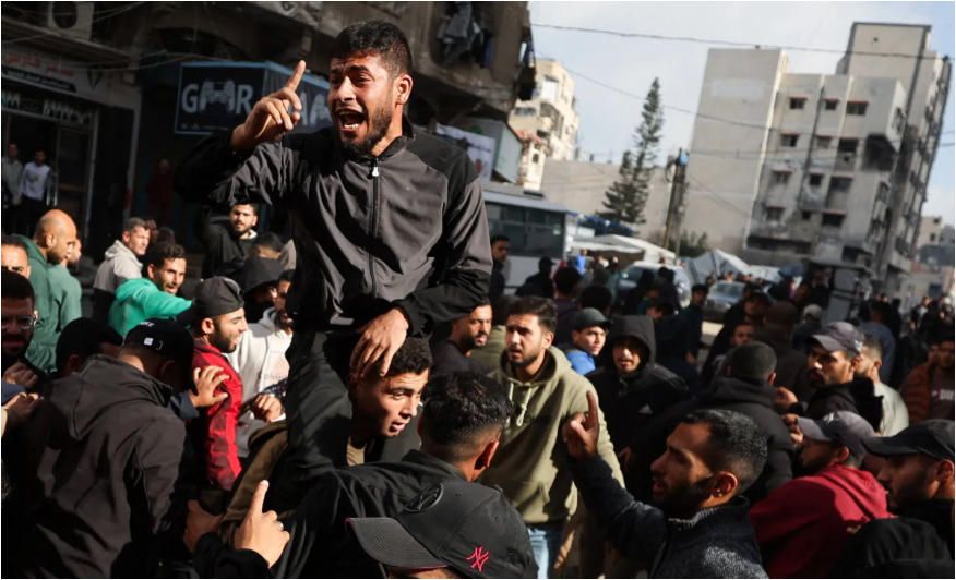 فلسطينيون يشيّعون شهداء سقطوا في ضربات إسرائيلية بمدينة غزة