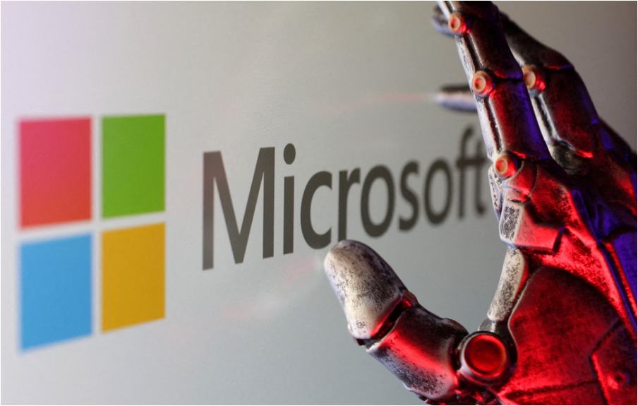 شعار مايكروسوفت مع يد روبوت ترمز إلى الذكاء الاصطناعي