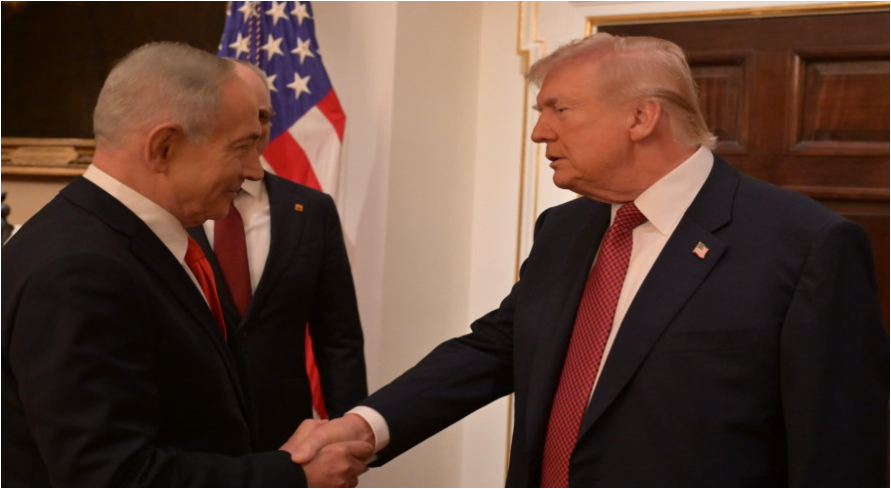 ترامب ونتنياهو يتصافحان خلال اجتماع رسمي في واشنطن
