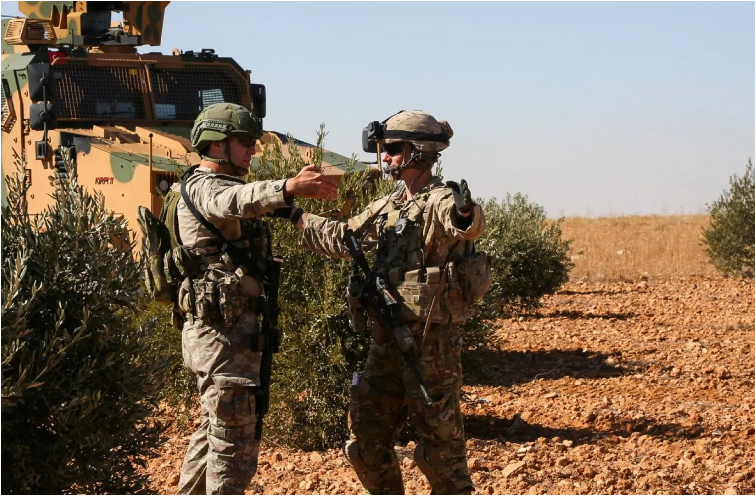 عناصر من الجيش الأمريكي قرب قاعدة التنف العسكرية في سوريا