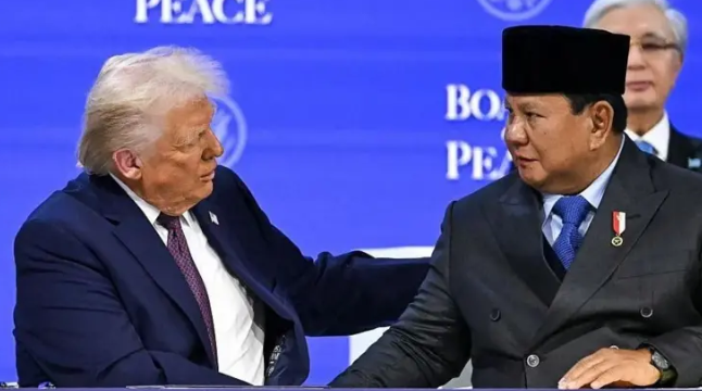 الرئيس الأمريكي دونالد ترامب يجلس إلى جانب الرئيس الإندونيسي برابوو سوبيانتو خلال لقاء رسمي