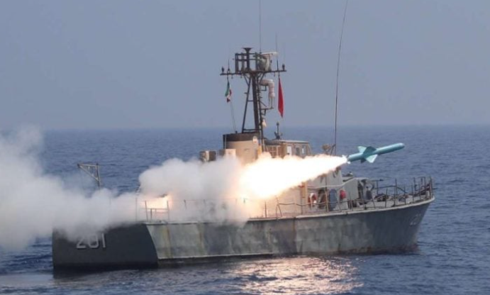 زورق تابع للحرس الثوري الإيراني يطلق صاروخا خلال مناورة عسكرية في مضيق هرمز