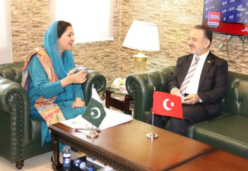 وزيرة الدولة للتعليم والتدريب المهني في باكستان وجيهة قمر تلتقي سفير تركيا لدى باكستان عرفان نزيروغلو في إسلام آباد