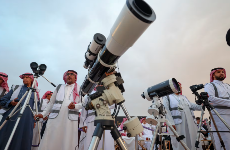 مواطنون يستخدمون تلسكوبات لرصد هلال شهر رمضان في موقع تحري رسمي