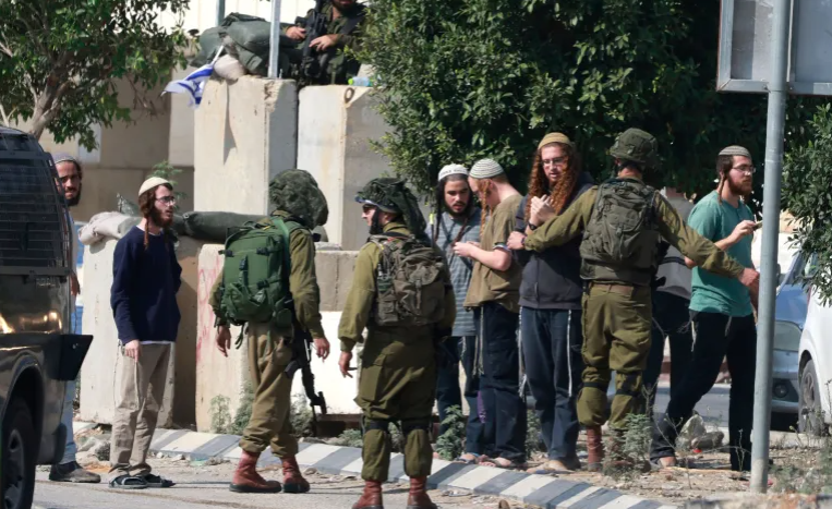 جنود إسرائيليون يؤمنون جولة مستوطنين في الخليل بالضفة الغربية وسط تصاعد الانتقادات الدولية للتوسع الاستيطاني