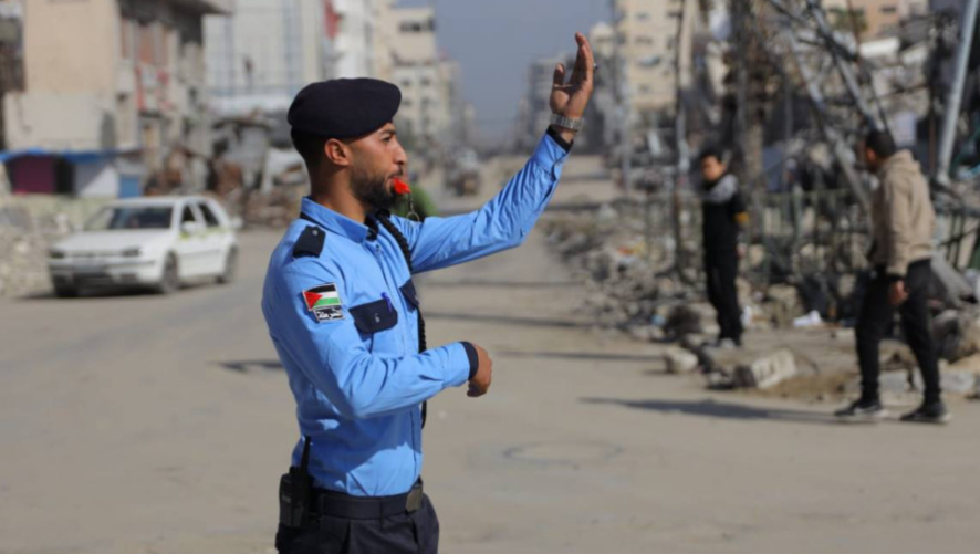 ضابط من حماس في غزة يوجه حركة المرور في مدينة غزة