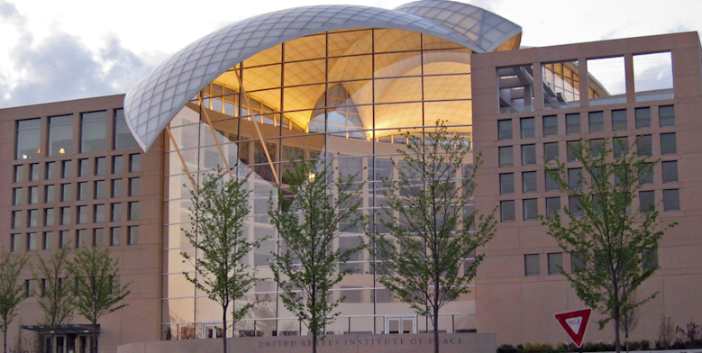 مبنى يستضيف اجتماع مجلس ترامب للسلام في واشنطن