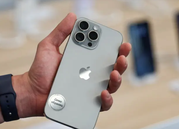 هاتف آيفون في يد مستخدم ضمن سياق خبر تصنيع آيفون في باكستان