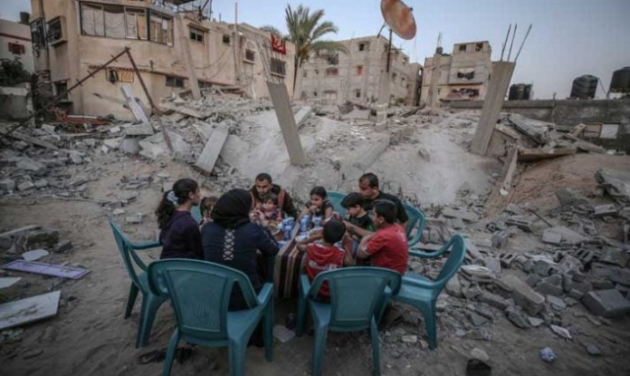 فلسطينيون يتجمعون خلال إفطار رمضاني في غزة في ظل التطورات السياسية داخل حماس