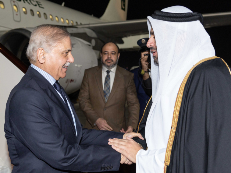 رئيس الوزراء الباكستاني محمد شهباز شريف لدى وصوله إلى الدوحة واستقباله من مسؤول قطري