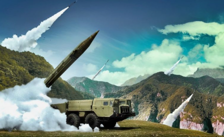 منصة إطلاق صواريخ تطلق صاروخا في منطقة جبلية مع ظهور عدة صواريخ في السماء