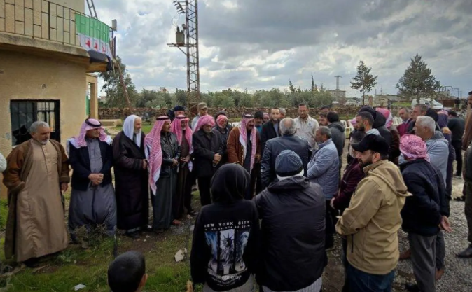 تجمع أهالي ومسؤولين خلال عملية تبادل أسرى ومحتجزين في محافظة السويداء بإشراف الصليب الأحمر