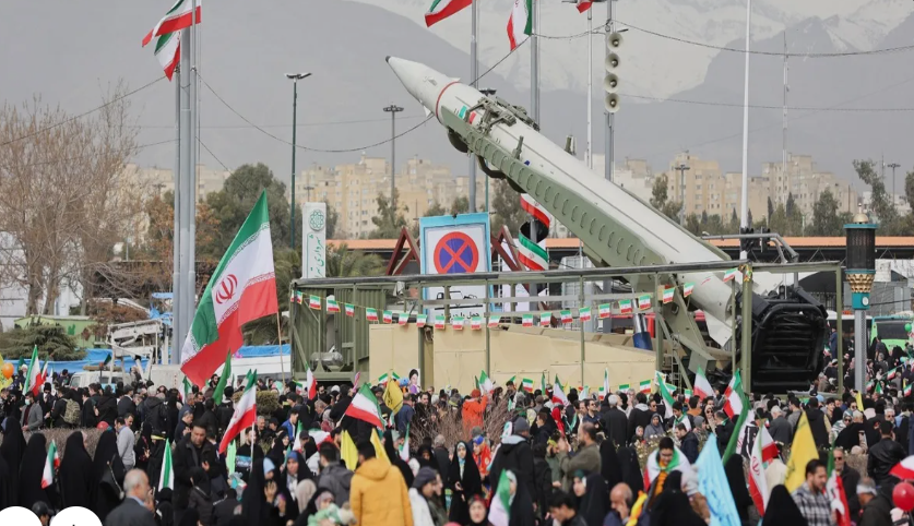 صاروخ باليستي إيراني مع أعلام إيران خلال فعالية عامة وسط تصاعد التوتر بشأن برنامج الصواريخ والمفاوضات النووية