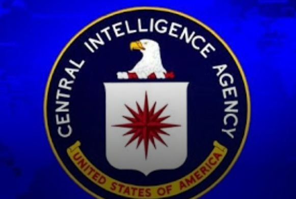 شعار وكالة الاستخبارات المركزية الأمريكية CIA وسط تقارير عن نشر تعليمات بالفارسية لتجنيد إيرانيين عبر الإنترنت