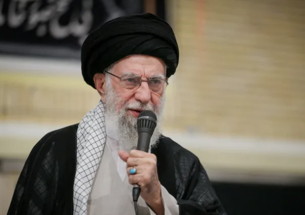 المرشد الإيراني علي خامنئي خلال إلقاء خطاب رسمي حول موقف إيران من الأسلحة النووية