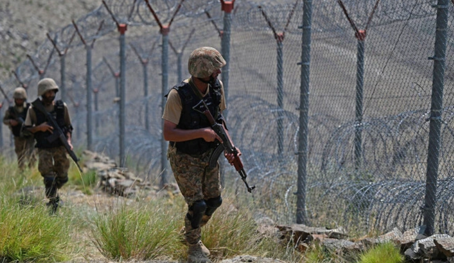 جنود باكستانيون يقومون بدورية عسكرية قرب السياج الحدودي على خط دوراند وسط تصاعد التوتر مع أفغانستان