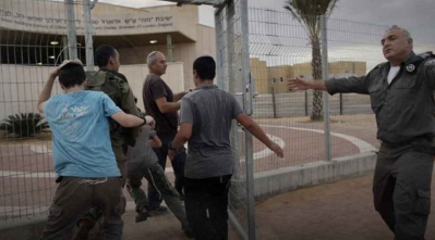 عناصر أمنية في بئر السبع أثناء فتح ملجأ عام كإجراء احترازي وسط تصاعد التوترات الأمنية