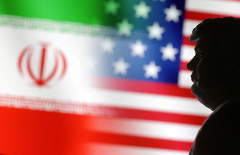 نموذج مصغر ثلاثي الأبعاد للرئيس الأمريكي دونالد ترامب أمام علمي الولايات المتحدة وإيران