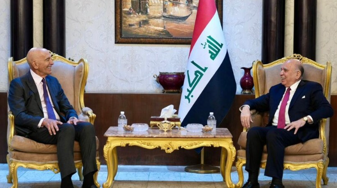 وزير الخارجية العراقي فؤاد حسين يلتقي السفير التركي في بغداد داخل مقر رسمي وأمام علم العراق