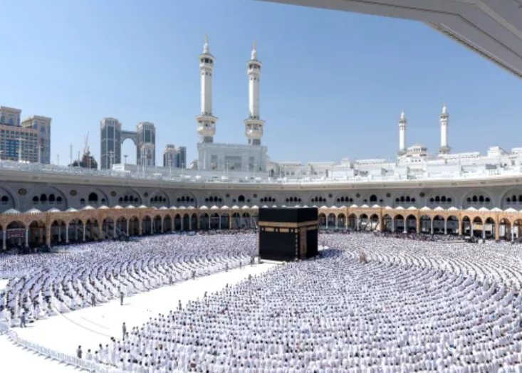 المصلون حول الكعبة المشرفة في المسجد الحرام بمكة المكرمة