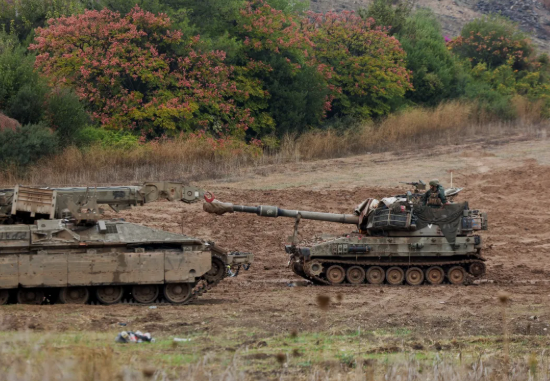 دبابات إسرائيلية تتحرك في منطقة مفتوحة خلال تدريبات عسكرية