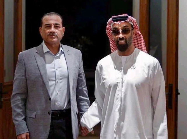 اللواء سيد عاصم منير يصافح الشيخ طحنون بن زايد آل نهيان خلال لقاء رسمي في أبوظبي