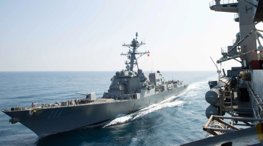 مضيق هرمز وسفن حربية في سياق تصاعد التوتر بين واشنطن وطهران