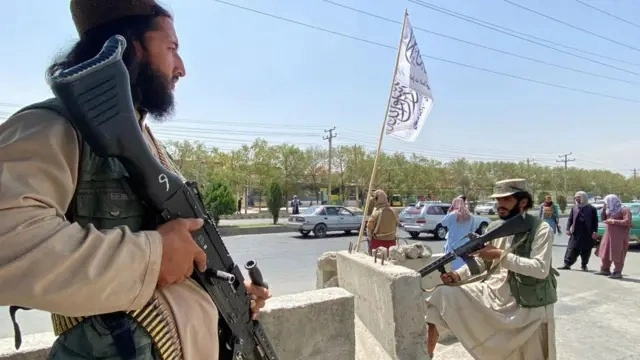 حذّرت تقارير دولية من أن أفغانستان ما تزال بلداً غير آمن بسبب استمرار نشاط الجماعات الإرهابية والمتطرفة، إضافةً إلى الانتهاكات الجسيمة لحقوق الإنسان تحت حكم طالبان.