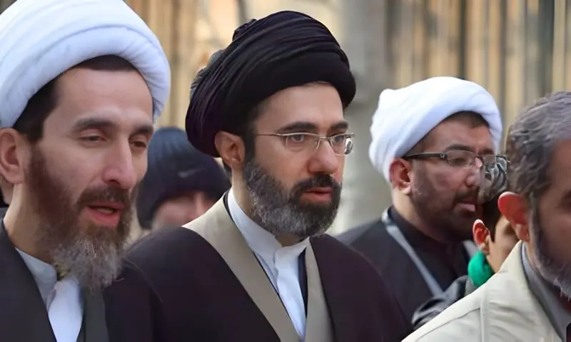 أثار تعيين مجتبى خامنئي مرشداً أعلى جديداً للجمهورية الإسلامية جدلاً واسعاً داخل إيران حول مسألة القيادة الموروثة. فقبل عامين فقط، كان والده آية الله علي خامنئي قد رفض علناً فكرة أن يخلفه أحد أبنائه، مؤكداً أن الثورة الإيرانية قامت أساساً ضد الحكم الوراثي