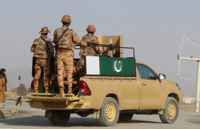الجيش الباكستاني دورية عسكرية قرب الحدود مع أفغانستان