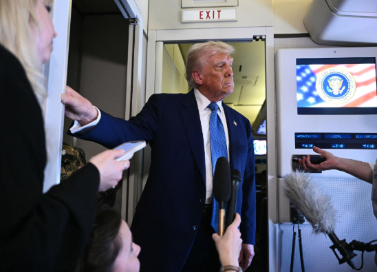 ترامب يهدد إيران مضيق هرمز خلال تصريح إعلامي