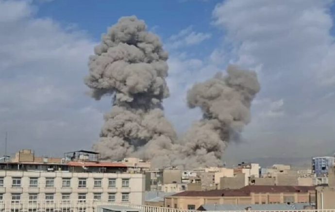 تصاعد أعمدة الدخان فوق منطقة حضرية بعد انفجار قوي وسط تصاعد التوترات الإقليمية في الخليج