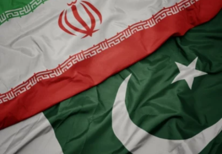 وساطة باكستان بين أمريكا وإيران تظهر عبر أعلام إيران وباكستان