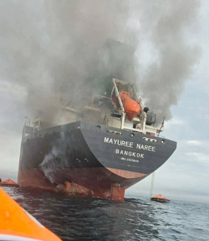 اتهامات لإيران باستهداف سفن مدنية في هرمز مع تصاعد حرائق ناقلات النفط