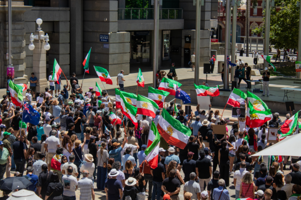 إيران تشدد موقفها من التفاوض مع مظاهرة في طهران ورفع الأعلام