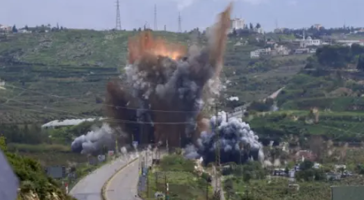 حزب الله يتوعد بالقتال مع تصاعد الدخان بعد غارة في جنوب لبنان