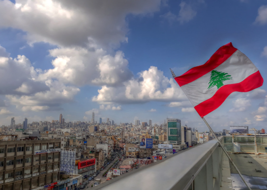 لبنان يعلن السفير الإيراني شخصا غير مرغوب فيه مع ظهور علم لبنان