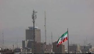 إيران تقول إن أمريكا تتفاوض مع نفسها مع ظهور علم إيران في طهران