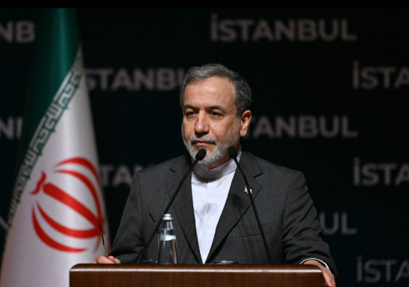 عباس عراقجي خلال مؤتمر صحفي وسط تصاعد التوتر الإقليمي