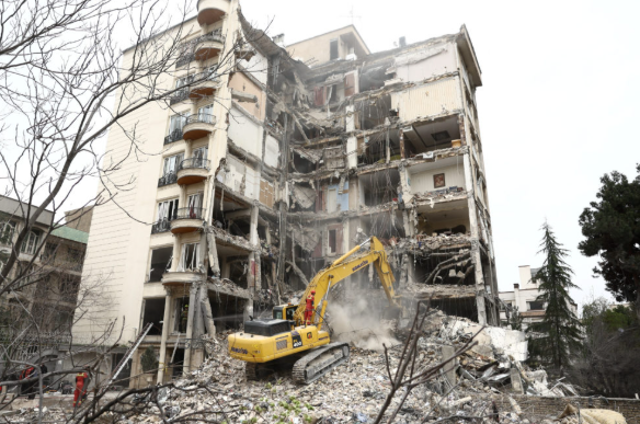 مبنى متضرر في طهران جراء غارة جوية