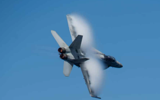 طائرة مقاتلة تحلق في الأجواء في صورة أرشيفية عقب تقارير عن سقوط طائرة قرب قاعدة علي السالم الجوية في الكويت