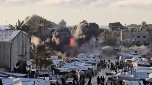 غارة جوية في غزة وتصاعد الدخان قرب مخيم للنازحين