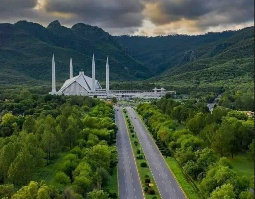 مسجد فيصل في إسلام آباد مع جبال مارغالا