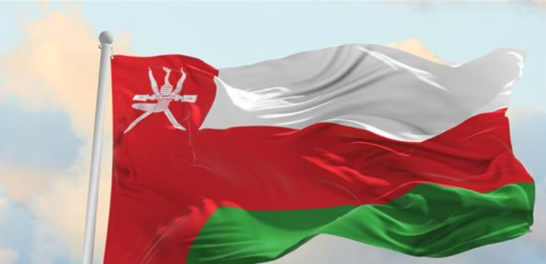 علم سلطنة عمان يرفرف في مسقط بعد الإعلان عن الهجمات وعدم تحديد الجهة المسؤولة